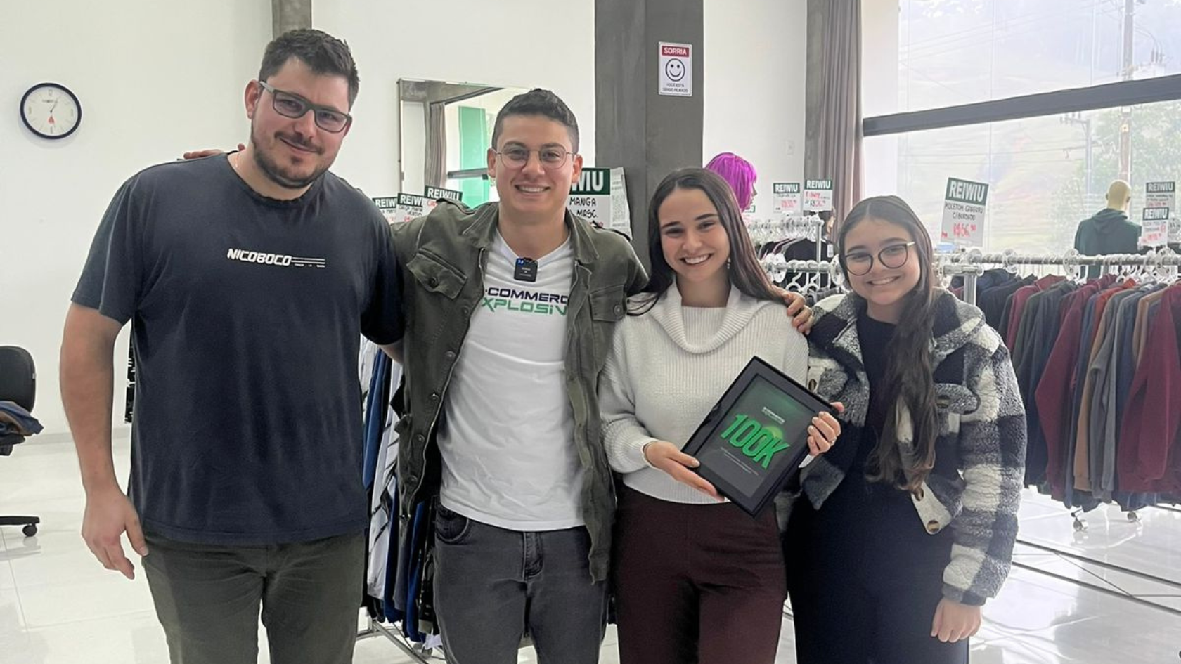 Cliente premiado com a placa 100K