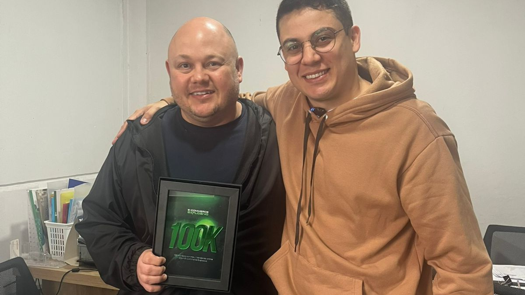 Cliente premiado com a placa 100K