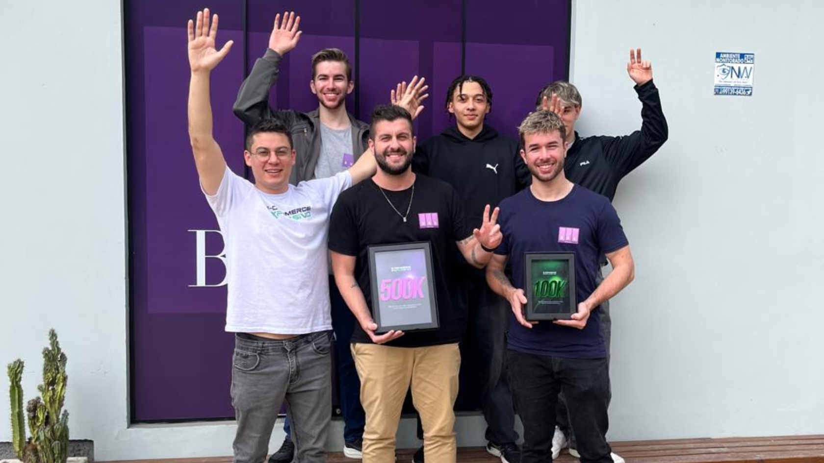 Clientes premiados com as placas 100K e 500K