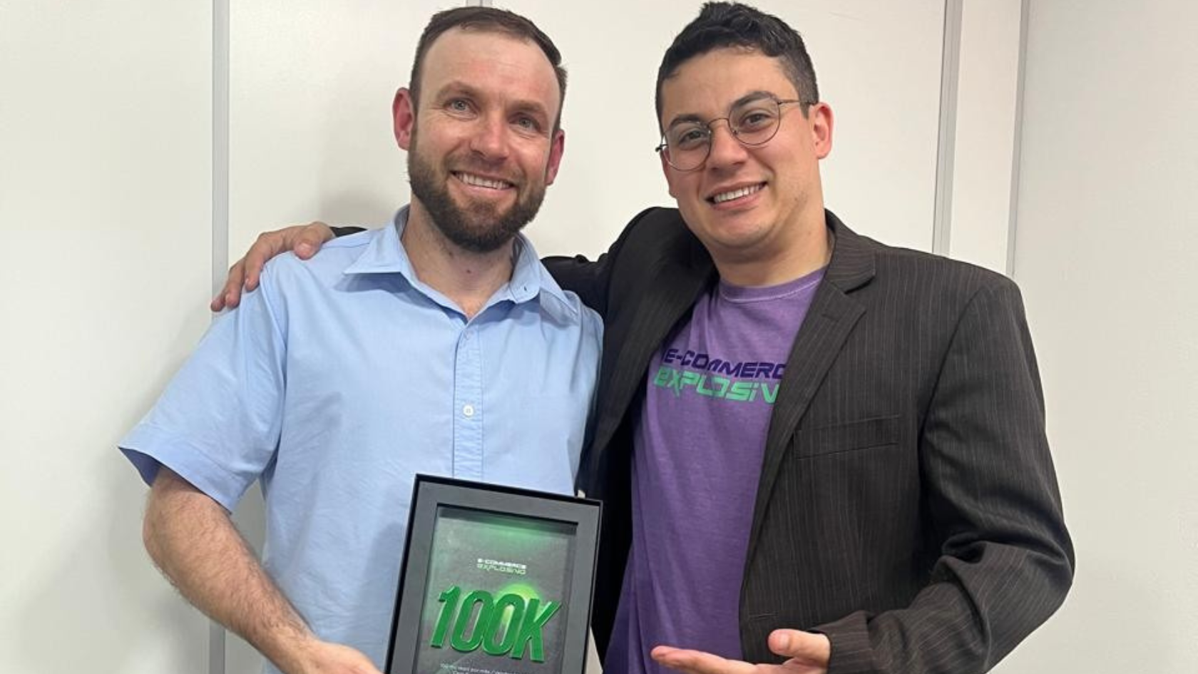 Cliente premiado com a placa 100K